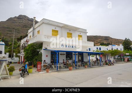 Katapola, Amorgos - 18 maggio 2024: Edificio bianco con ristorante nel villaggio di Katapola sull'isola di Amorgos Foto Stock