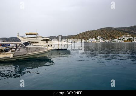 Katapola, Amorgos - 18 maggio 2024: Ormeggio barche nel porto di Katapola sull'isola di Amorgos. Cicladi, Grecia Foto Stock