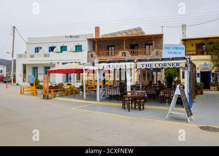 Katapola, Amorgos - 18 maggio 2024: Ristorante nel villaggio di Katapola sull'isola di Amorgos. Cicladi, Grecia Foto Stock
