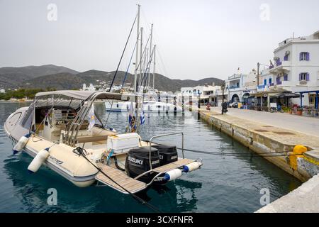 Katapola, Amorgos - 18 maggio 2024: Barche e yacht nel porto di Katapola sull'isola di Amorgos, Grecia Foto Stock