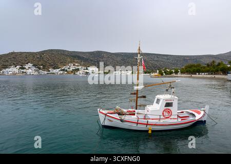 Katapola, Amorgos - 18 maggio 2024: Piccola barca nel porto di Katapola sull'isola di Amorgos Foto Stock