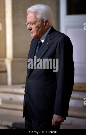 Roma, Italia. 14 ottobre 2025. ROMA, ITALIA - 14 OTTOBRE: Il presidente italiano Sergio Mattarella parla con Papa Leone XIV dopo il loro incontro al Palazzo del Quirinale, il 14 ottobre 2025 a Roma, Italia. Credito: dpa/Alamy Live News Foto Stock