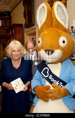 Regina Camilla con Peter Coniglio durante un ricevimento per celebrare il centenario di BookTrust, alla Clarence House, Londra. Data foto: Martedì 14 ottobre 2025. Foto Stock