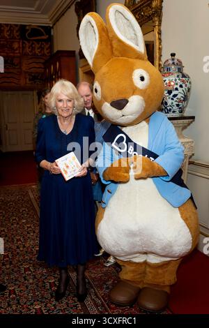 Regina Camilla con Peter Coniglio durante un ricevimento per celebrare il centenario di BookTrust, alla Clarence House, Londra. Data foto: Martedì 14 ottobre 2025. Foto Stock