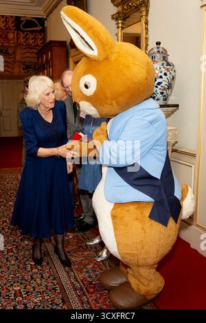 Regina Camilla con Peter Coniglio durante un ricevimento per celebrare il centenario di BookTrust, alla Clarence House, Londra. Data foto: Martedì 14 ottobre 2025. Foto Stock