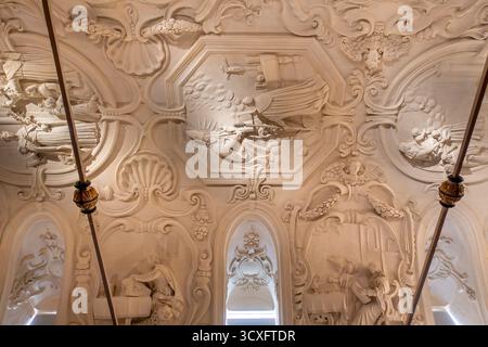 Stucco del XVII secolo di Jan Hansche sul soffitto della biblioteca dell'Abbazia di Park, abbazia premonstratense a Heverlee vicino Lovanio nel Brabante fiammingo, Belgio Foto Stock