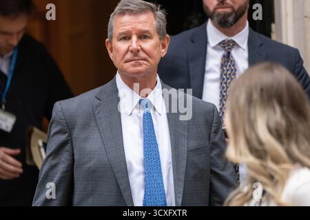Londra, Regno Unito. 14 ottobre 2025. Andy Beshear, Governatore democratico del Kentucky al 10 di Downing Street Londra Regno Unito credito: Ian Davidson/Alamy Live News Foto Stock