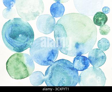 Cerchi astratti di acquerello in varie sfumature di blu e verde che si sovrappongono su sfondo bianco. Foto Stock