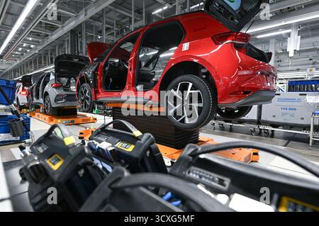 Zwickau, Germania. 13 ottobre 2025. I veicoli elettrici ID.3 e Cupra Born sono assemblati nello stabilimento Volkswagen di Zwickau. Finora, sei modelli Volkswagen, Audi e Cupra sono usciti dalla linea di produzione nello stabilimento di Sassonia. Lo stabilimento di Zwickau non funziona attualmente a piena capacità. La capacità è di oltre 300.000 veicoli all'anno; secondo la direzione, attualmente è poco più di 200.000. Crediti: Hendrik Schmidt/dpa/Alamy Live News Foto Stock