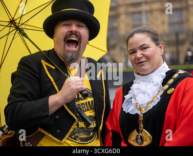 Londra, Regno Unito. 14 ottobre 2025. L'Electric Umbrella Charity mira a sfruttare il potere della musica per sfidare le percezioni, abbattere le barriere e ridefinire le norme sociali tenuto un raduno a Westminster, Londra, Regno Unito con il sindaco di Dacorum Consigliere Catherine McArevey credito: Ian Davidson/Alamy Live News Foto Stock