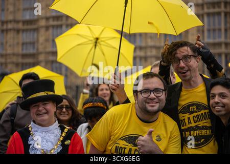Londra, Regno Unito. 14 ottobre 2025. L'Electric Umbrella Charity mira a sfruttare il potere della musica per sfidare le percezioni, abbattere le barriere e ridefinire le norme sociali tenuto un raduno a Westminster, Londra, Regno Unito con il sindaco di Dacorum Consigliere Catherine McArevey credito: Ian Davidson/Alamy Live News Foto Stock