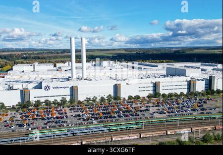 Zwickau, Germania. 13 ottobre 2025. Vista dello stabilimento Volkswagen di Zwickau. Finora, sei modelli Volkswagen, Audi e Cupra sono usciti dalla linea di produzione nello stabilimento di Sassonia. Lo stabilimento di Zwickau non funziona attualmente a piena capacità. La capacità è di oltre 300.000 veicoli all'anno, attualmente poco più di 200.000 secondo la direzione. (Foto scattata con il drone) credito: Hendrik Schmidt/dpa/Alamy Live News Foto Stock