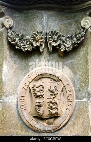 Statua in bronzo di re Edoardo VII presso il Museo del governo di Chennai, con lo stemma reale inciso "Honi soit qui mal y pense" sulla sua base. Foto Stock