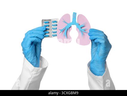 Le mani di una dottoressa con polmoni di carta e pillole isolate su sfondo bianco, primo piano Foto Stock