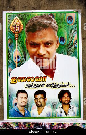 Poster di compleanno in lingua tamil con gli uomini locali e il simbolo della lancia murugan, Puducherry (Pondicherry), India Foto Stock