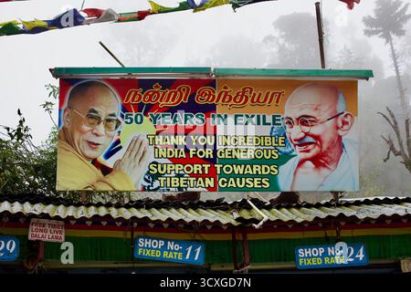 Poster con il Dalai Lama e il Mahatma Gandhi nel mercato di Kodaikanal, Tamil Nadu, che ringraziano l'India per 50 anni di sostegno all'esilio tibetano. Foto Stock
