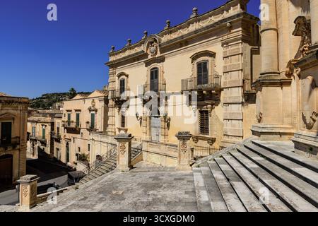 Veduta della facciata di un edificio della città barocca di Modica in provincia di Ragusa in Sicilia, Italia. Foto di alta qualità Foto Stock