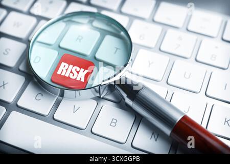 Pulsante rosso con parola rischio e lente di ingrandimento sulla tastiera del computer, primo piano Foto Stock