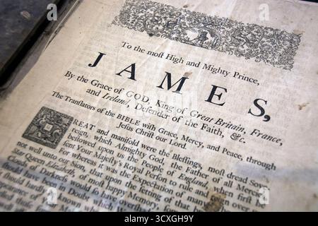 Prefazione della Bibbia di Re Giacomo 1754 dalla mostra di libri ecclesiastici della Chiesa di San Pietro Foto Stock