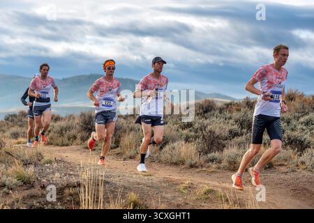 11 ottobre 2025: I trail runner della Western Colorado University dominano nelle prime fasi del deserto 28K Sage Burner Trail Race, Hartman Rocks Recreation area, sede di un programma universitario di sport di montagna unico, la Western Colorado University offre opportunità competitive di trail running, sci nordico, alpino e free ride, arrampicata su roccia, mountain bike e sci alpinismo. Gunnison, Colorado. Larry Clouse/CSM Foto Stock