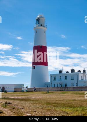 Faro di Portland Bill con strisce rosse e bianche sul cielo blu Foto Stock