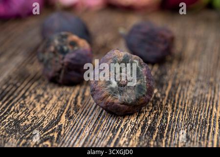 fichi maturi e rovinati sul tavolo, fichi ammuffiti e rovinati sul tavolo di legno Foto Stock
