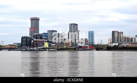 LONDRA, Regno Unito - 11 OTTOBRE 2025: Vista dal Tamigi dei nuovi sviluppi a Leamouth, vicino al Trinity Buoy Wharf Foto Stock