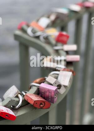 Liebesschlösser Liebesschlösser un einem Geländer in Hannover / Love Locks on a fence, in Hannover, 25.9.2025 *** Love Locks Love Locks on a ringhiera in Hannover Love Locks on a fence, in Hannover, 25 9 2025 Foto Stock