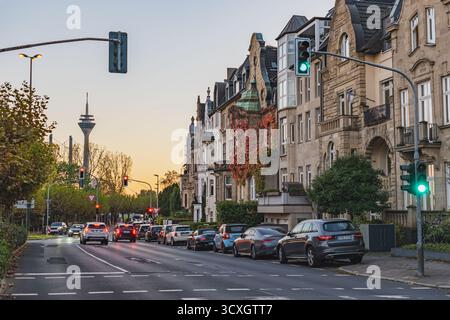 Una fila di edifici storici ornati nel quartiere Oberkassel di Düsseldorf, con facciate eleganti, finestre ad arco e dettagli intricati Foto Stock