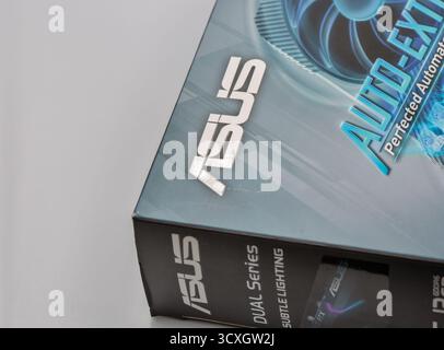 Kiev, Ucraina - 2 febbraio 2025: Primo piano del pacchetto di schede video ASUS Dual Series su bianco con spazio di copia. ASUS è un computer multinazionale taiwanese, p Foto Stock