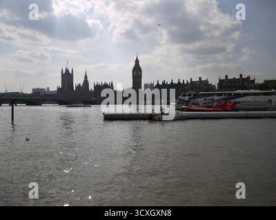 Le case del Parlamento e del Big Ben si affacciavano sul Tamigi con barche e pontile Foto Stock