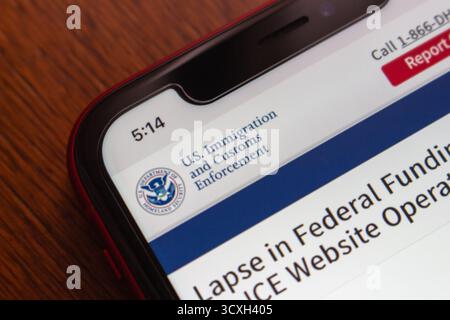 Logo U.S. Immigration and Customs Enforcement sul proprio sito Web sullo schermo dello smartphone. Si può vedere un messaggio su una mancanza di finanziamenti del governo federale. Foto Stock