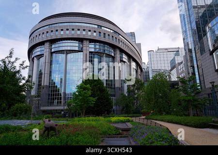 Il Parlamento europeo dominato dall'edificio Paul-Henri Spaak a Bruxelles, Belgio Foto Stock