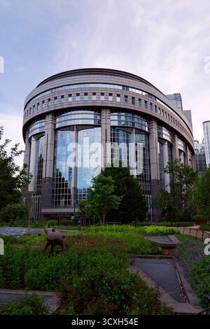 Il Parlamento europeo dominato dall'edificio Paul-Henri Spaak a Bruxelles, Belgio Foto Stock