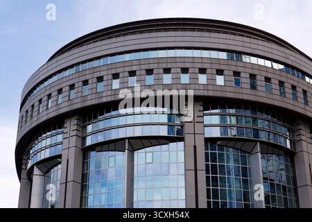 Il Parlamento europeo dominato dall'edificio Paul-Henri Spaak a Bruxelles, Belgio Foto Stock