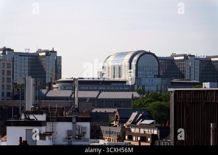 Il Parlamento europeo dominato dall'edificio Paul-Henri Spaak a Bruxelles, Belgio Foto Stock