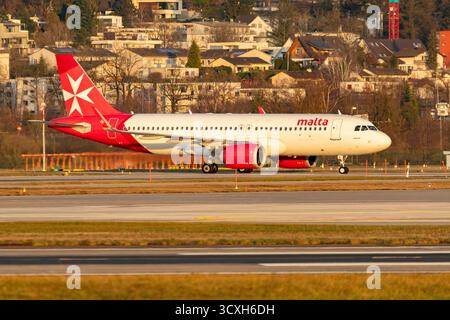 Zurigo, Svizzera, 24 gennaio 2025 Malta Airlines Airbus A320 Neo Aircraft è in fase di rullaggio Foto Stock