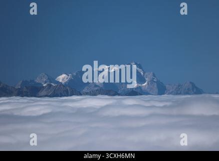 Ein Herbstag hoch über dem Spitzingsee zwischen dem Taubenstein und der Rotwand Kreis Miesbach,Mangfallgebirge, Schlierseer Berge, hier der Blick bei herbstlichen Bedingungen auf Nebeldecke, Wolkenmeer, Hochnebel und dem Wettersteingebirge mit der Zugspitze Foto Stock