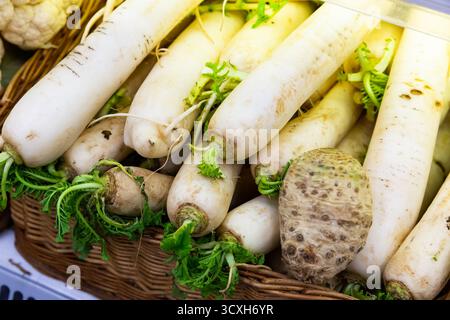 Rafano bianco esposto per la vendita al gregrocery Foto Stock