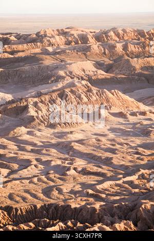 Le splendide texture e i colori del deserto di Atacama al tramonto, con luci e ombre che mettono in risalto il terreno aspro e ultraterreno. Foto Stock