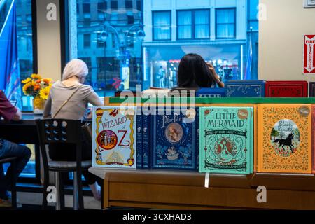 Barnes & Noble Booksellers sulla Fifth Avenue a New York City ha una vasta selezione di libri, riviste, musica e giochi, USA 2025 Foto Stock