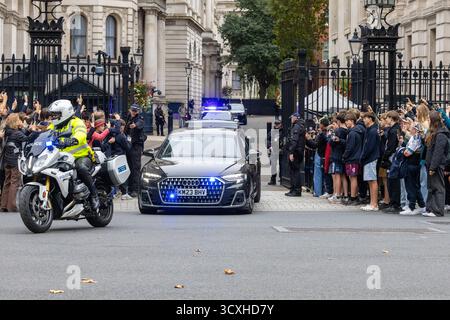 Londra, Inghilterra, Regno Unito. 14 ottobre 2025. Il corteo del primo ministro britannico Keir Starmer lascia Downing Street. (Credit Image: © Tayfun Salci/ZUMA Press Wire) SOLO PER USO EDITORIALE! Non per USO commerciale! Foto Stock