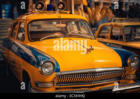 La foto mostra un'auto della polizia dell'epoca sovietica parcheggiata per strada. Il veicolo d'epoca con il suo caratteristico design simboleggia il secolo scorso e la A. Foto Stock