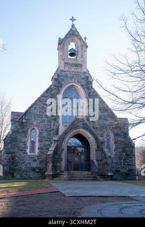 Vista frontale della Cappella Swedenborg a Cambridge, Massachusetts, che mostra la sua architettura in pietra in stile neogotico, l'ingresso ad arco a punta e il campanile Foto Stock