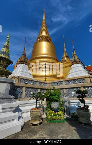 Stupa d'oro Phra si Rattana Chedi presso il complesso del Tempio Wat Phra Kaew del Tempio del Buddha di Smeraldo e il complesso del Palazzo reale a Bangkok, Tailandese Foto Stock