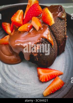 Primo piano torta al cioccolato con fragole fresche. Foto Stock