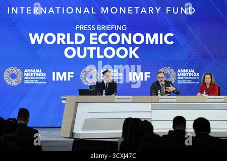 Pechino, Stati Uniti. 14 ottobre 2025. Il capo economista del Fondo monetario Internazionale (FMI) Pierre-Olivier Gourinchas (C) parla ad un comunicato stampa sul World Economic Outlook a Washington, DC, Stati Uniti, 14 ottobre 2025. Martedì il FMI ha aumentato la sua crescita economica globale per il 2025 al 3,2%, 0,2 punti percentuali in più rispetto alle previsioni di luglio, ha affermato l'ultimo rapporto del World Economic Outlook. Crediti: Li Rui/Xinhua/Alamy Live News Foto Stock