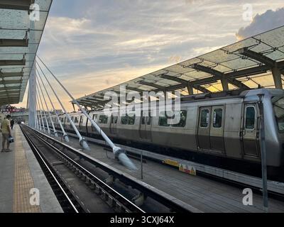 Stazione della metropolitana all'aperto Halic (Golden Horn Metro Bridge) al tramonto a Istanbul, Turchia. Foto Stock