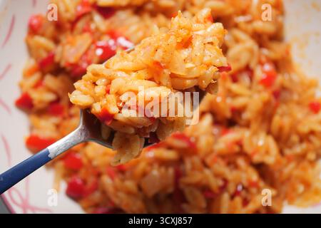 Riso salato con verdure al cucchiaio. Primo piano con piatti caldi e freschi cucinati in casa Foto Stock