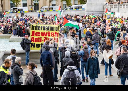 Pro Palestine marcia a Trafalgar Square, Londra, Inghilterra il 4 ottobre 2025, la polizia ha fatto una serie di arresti Foto Stock